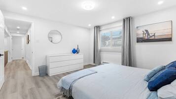 4 slaapkamers, een bureau, een strijkplank/strijkijzer, wifi