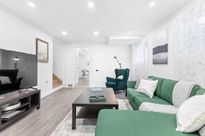 Tv, eldstad och kontor