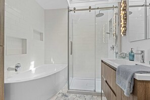 Dusj, hårføner og håndklær