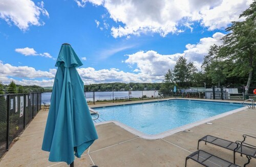 Charming Lake Community Bungaloo. Comfortable living with 86 inch tv!