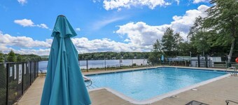 Charming Lake Community Bungaloo. Comfortable living with 86 inch tv!