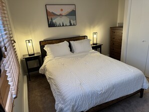 3 bedrooms, iron/ironing board, travel crib, free WiFi - Charming Lake Community Bungaloo. Comfortable living with 86 inch tv! (Barnstead)
