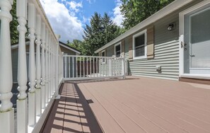 Terrace/patio - Charming Lake Community Bungaloo. Comfortable living with 86 inch tv! (Barnstead)