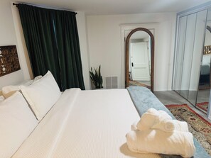 3 sovrum, skrivbord, strykjärn/strykbräda och resesäng