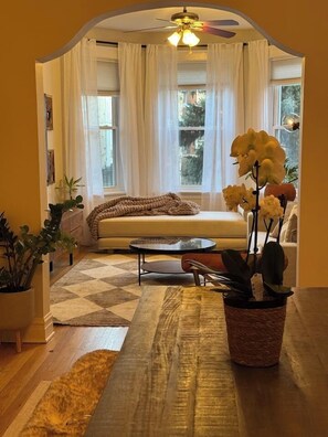 Unclassified image, 5 of 46, button