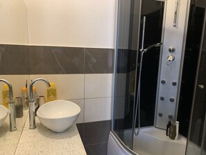 Hårtørrer, håndklæder, Sæbe, Shampoo