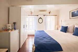 Suite Room with Street View, 1. Floor, Non Smoking, Private Bathroom, No. 3 | Minibaari, yksilöllisesti sisustettu, ilmainen Wi-Fi, vuodevaatteet