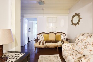 Suite Room with Street View, 1. Floor, Non Smoking, Private Bathroom, No. 3 | Frigobar, individualmente decorados, Wi-Fi de cortesia, roupa de cama