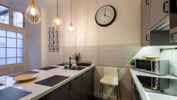 Deluxe Apartment | Private kitchen | Fridge, microwave, stovetop, toaster
