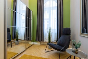 Deluxe-Apartment | Laptopgeeigneter Arbeitsplatz, Verdunkelungsvorhänge