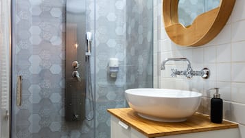 Deluxe-Apartment | Badezimmer | Dusche, Haartrockner, Handtücher, Seife