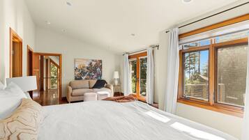 3 bedrooms, desk, iron/ironing board, travel cot