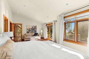 3 habitaciones, escritorio y tabla de planchar con plancha