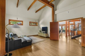 Smart TV, fireplace, offices - Curated art, luxe linens & indoor-outdoor fireplaces. (Stevenson)