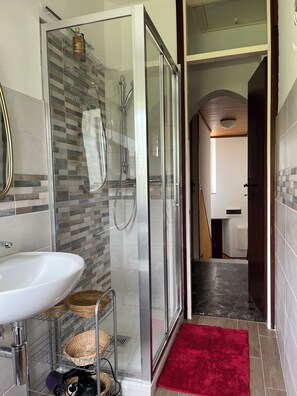 Dusche, Haartrockner, Bidet, Handtücher