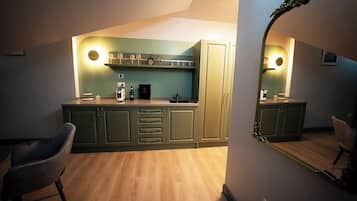Room 6 | 1 bedroom, premium bedding, in-room safe, desk