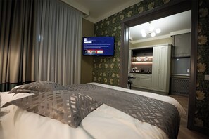 Room 4 | Premium bedding, in-room safe, desk, laptop workspace - Tempus (Bucharest)