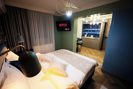 Premium bedding, in-room safe, desk, laptop workspace