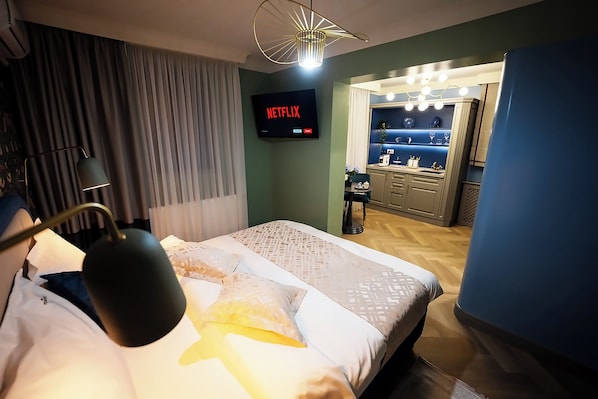 Sengetøy av topp kvalitet, safe på rommet og skrivebord