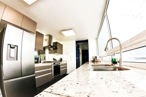 Køleskab, mikrobølgeovn, ovn, kogeplade