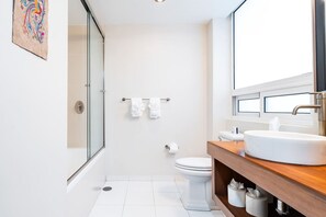 Douche, sèche-cheveux, serviettes fournies, savon