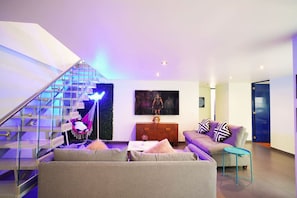 TV, fireplace