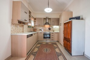 Frigorífico, horno, lavavajillas y cafetera o tetera