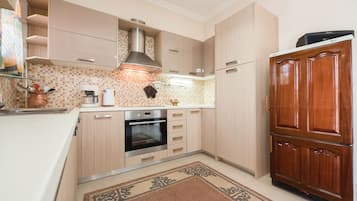 Kühlschrank, Ofen, Geschirrspüler, Wasserkocher mit Kaffee-/Teezubehör