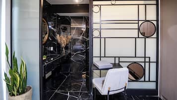 Maison Suite with Balcony and Hot tub | Banheiro | Chuveiro, produtos de toalete grátis, secador de cabelo