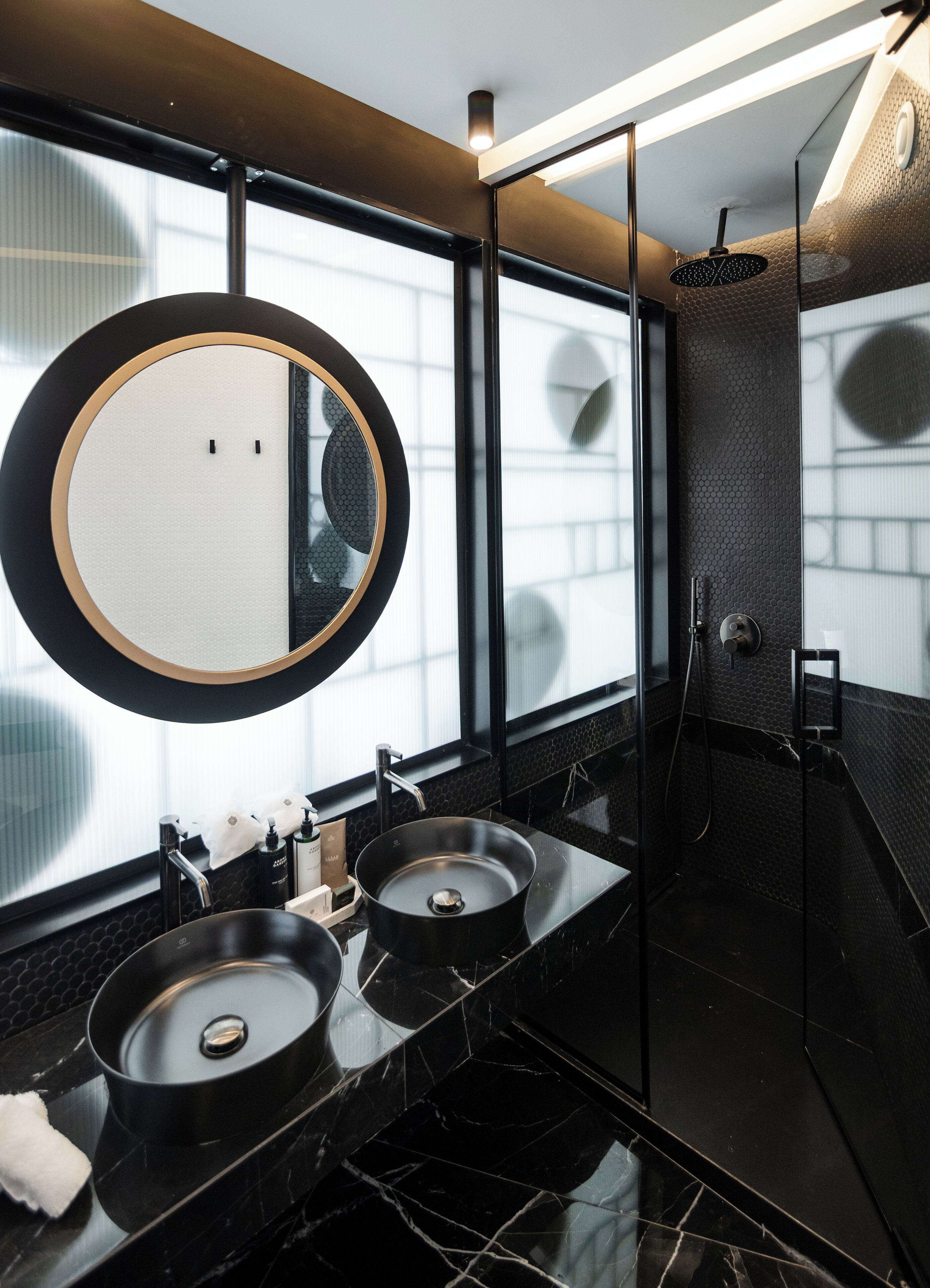 Cosy Room | Bathroom | Shower, free toiletries, hair dryer, bathrobes