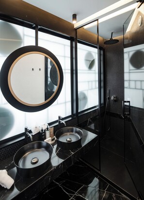 Cosy Room | Baño | Regadera, amenidades de baño gratuitas, secadora de cabello, batas 