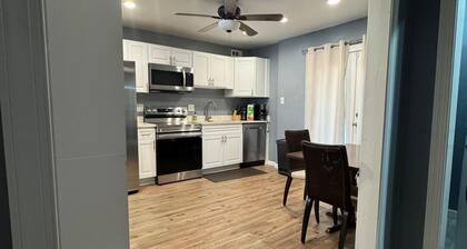 One of the Kind 10 BR, Estate Near Elvis Presley's Graceland, Sleeps Many.