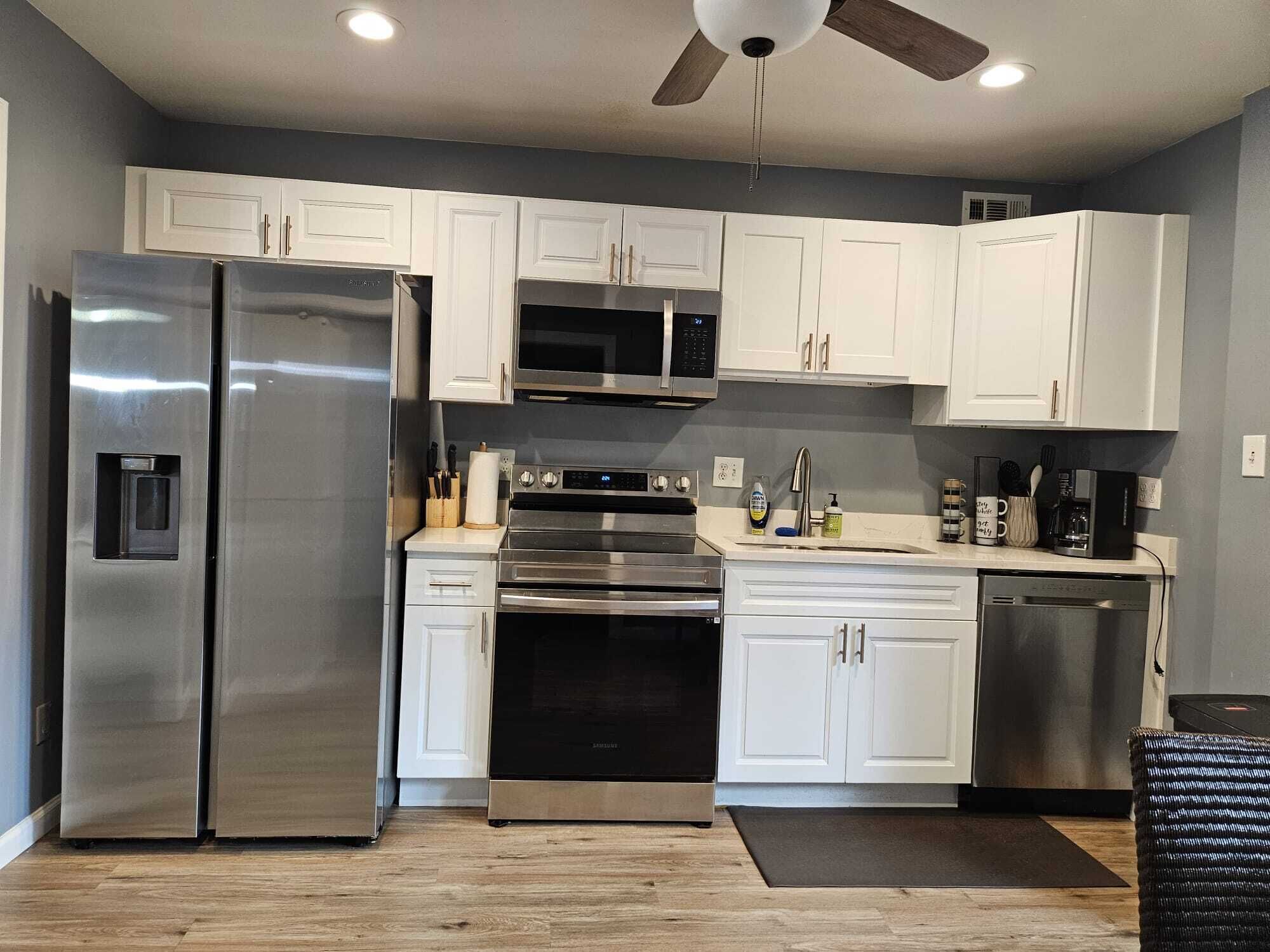 Réfrigérateur, micro-ondes, four, plaque de cuisson