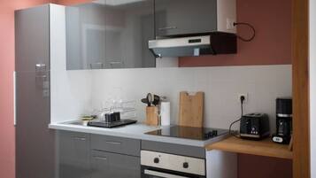 Réfrigérateur, micro-ondes, four, plaque de cuisson