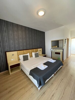 Deluxe Triple Room | Free WiFi, bed sheets - Sunset Paradise  (Rethymno)
