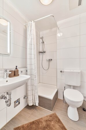 Shower, hair dryer, towels, soap - Carla - Charmantes Refugium im Herzen Kaiserslauterns (Kaiserslautern)