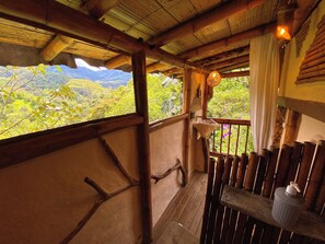 Classic Cabin, Balcony | Bathroom | Towels, soap, shampoo, toilet paper - Aracari Ecolodge (San Rafael)