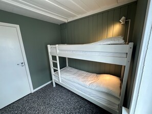 Vierpersoonskamer, gemeenschappelijke badkamer | Een bureau, een laptopwerkplek, een strijkplank/strijkijzer, gratis wifi