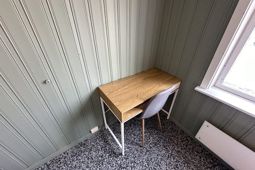 Chambre double, salle de bains commune | Bureau, espace de travail pour ordinateurs portables