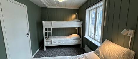 Værelse til 4 personer - fælles badeværelse | 1 soveværelse, skrivebord, arbejdsområde til bærbare computere