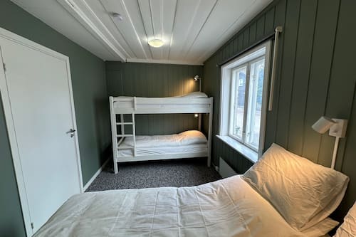 Chambre quadruple, salle de bains commune | Bureau, espace de travail pour ordinateurs portables