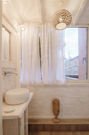 Luxury-Apartment | Badezimmer | Dusche, Hydromassagedusche, Haartrockner, Handtücher