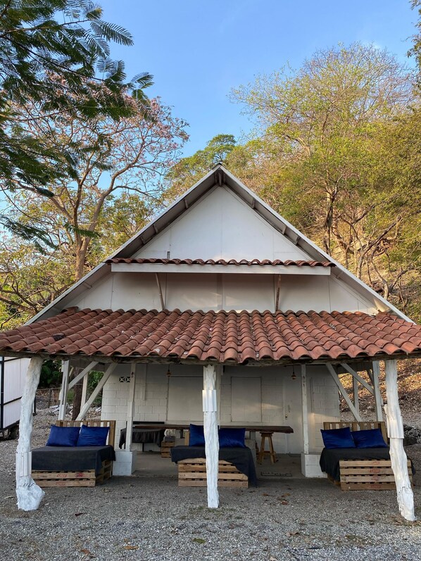 Property grounds - Rustic Beach Cabin For Nature and Adventure Seekers (Sámara)