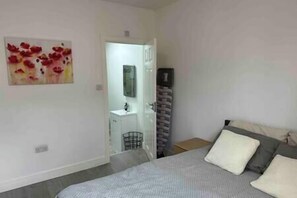 4 habitaciones, tabla de planchar con plancha, wifi y ropa de cama 