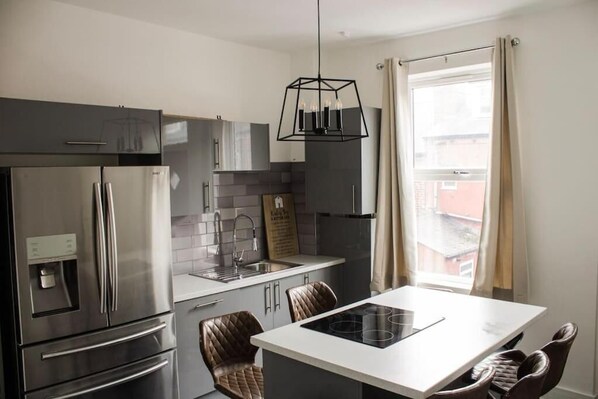 Kylskåp, mikrovågsugn, ugn och spishäll