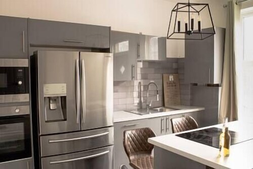 Modern 5 Bed En-suite House | Sleeps up to 9 | Free parking