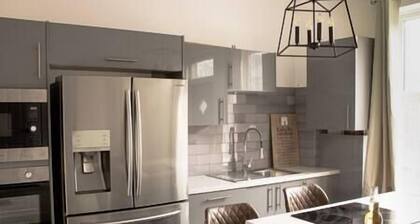 Modern 5 Bed En-suite House | Sleeps up to 9 | Free parking