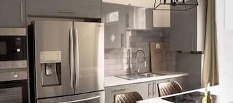 Modern 5 Bed En-suite House | Sleeps up to 9 | Free parking