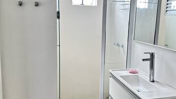 Bathtub, jetted bath, towels