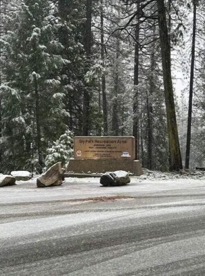 Unclassified image, 4 of 41, button - Cozy Mountain Getaway Near Sly Park Lake & Apple Hill + Game Garage (Pollock Pines)